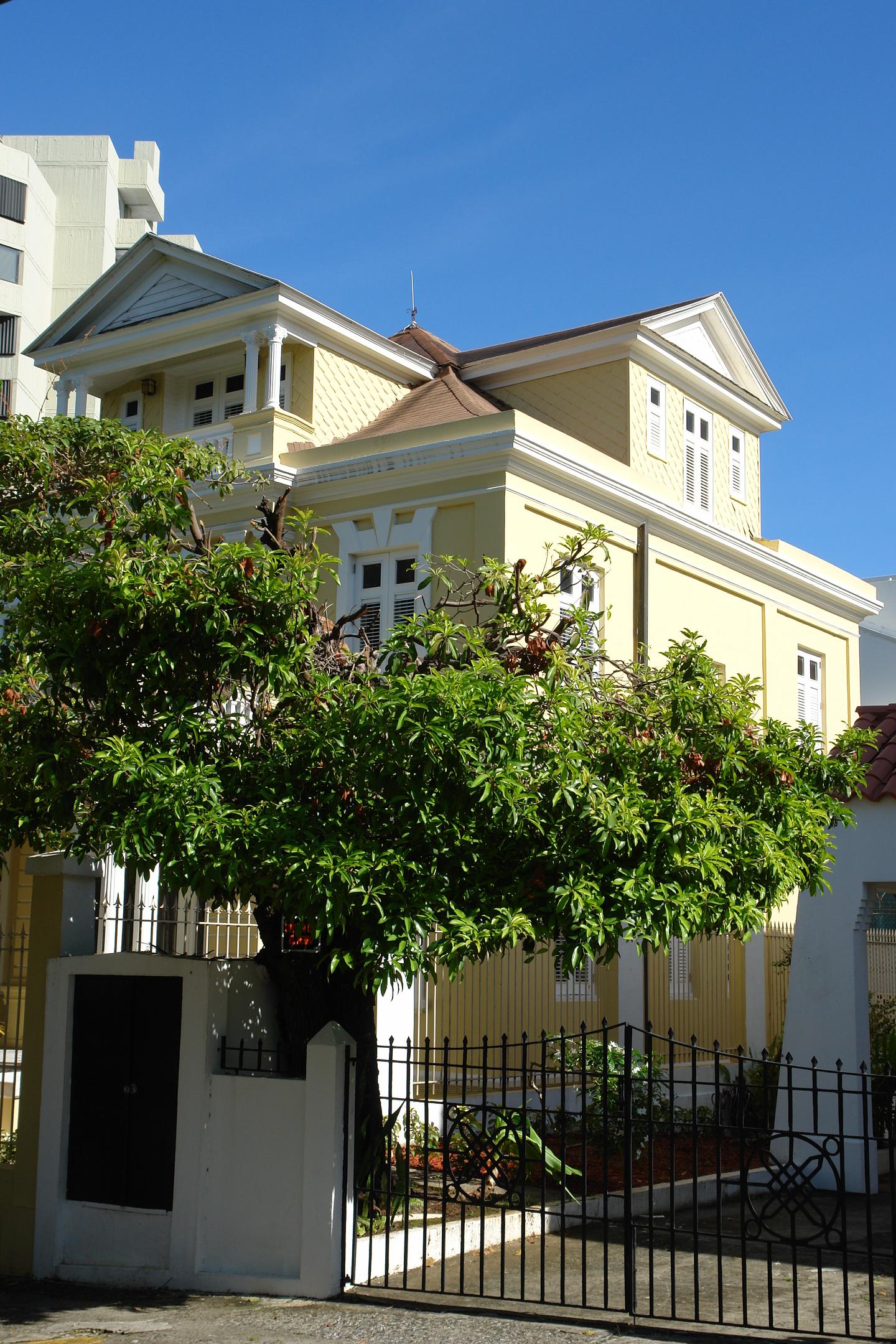 Casa La Giralda - Avenida Miramar, esquina calle Marti 651 - San Juan (Miramar) - 2011 00002